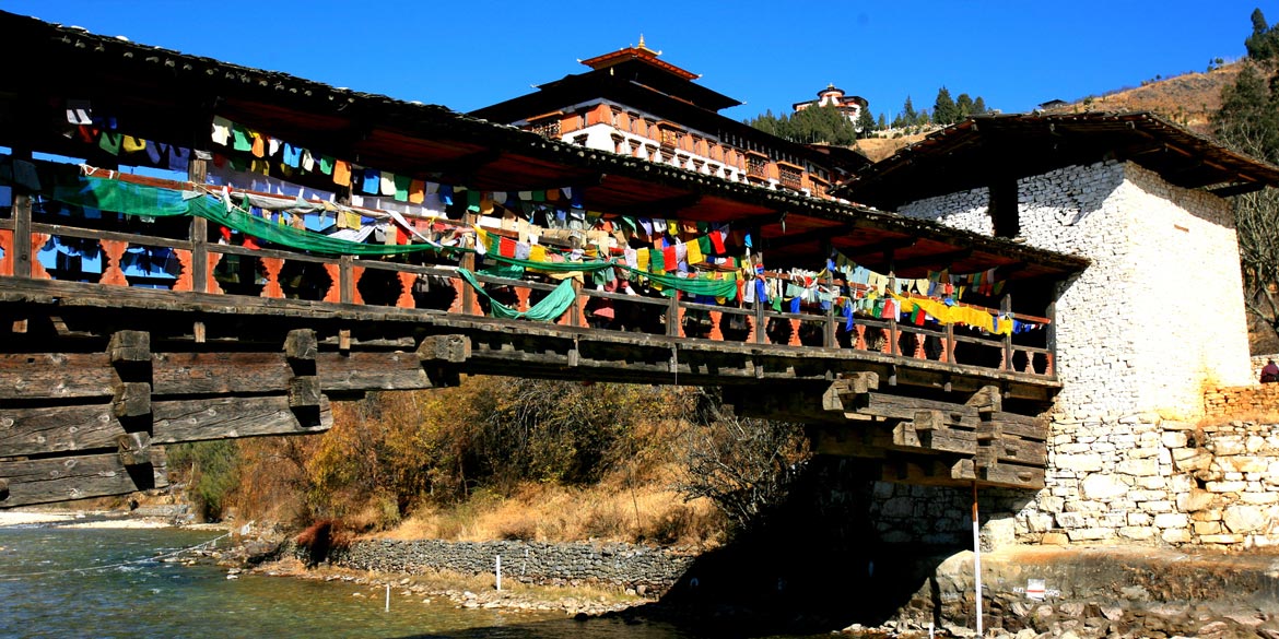 ARRIVE IN PARO (2200 M)