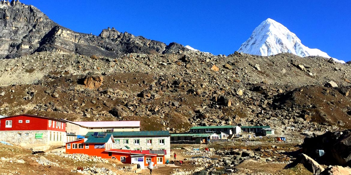 LOBUCHE – TENGBOCHE (3867 M) 4 hrs trek 