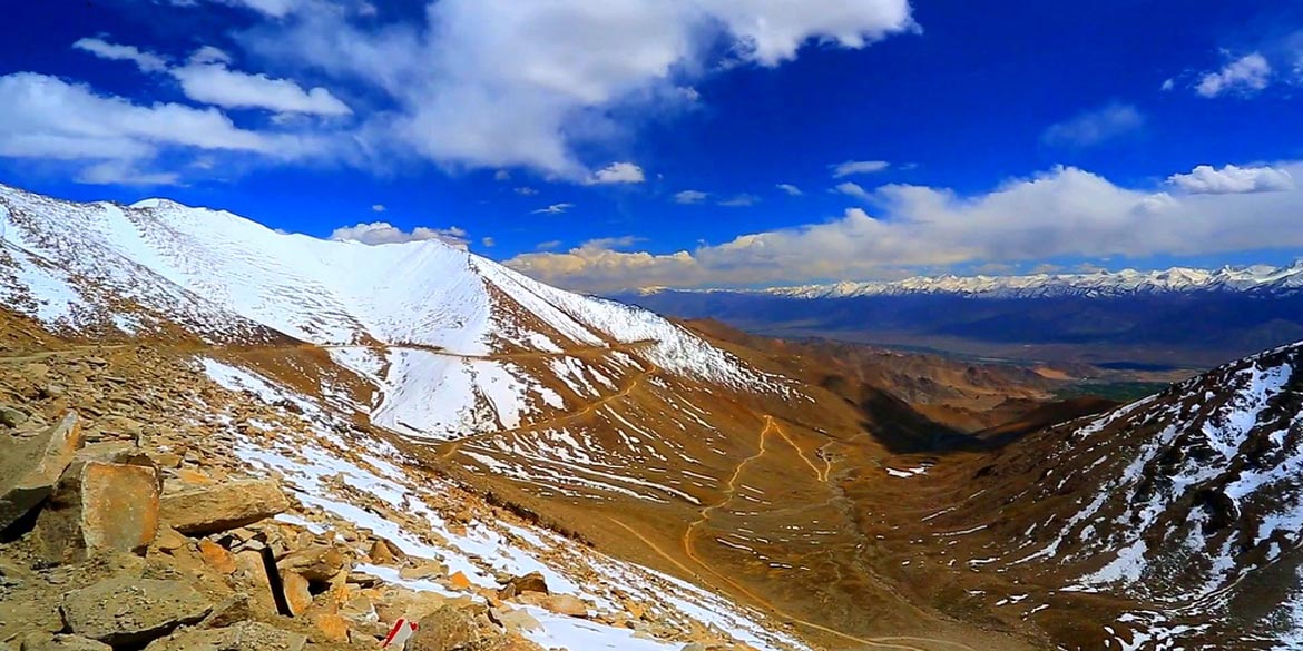 <strong>LEH</strong> - <strong>Nubra Valley at TURTUK</strong> (avg. alt. 3048 M / 10300 ft) 220 km / 7 hrs