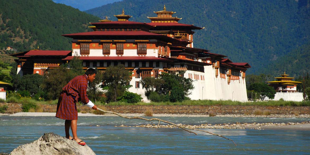 THIMPHU – PUNAKHA (1250 M) 85 kms / 3 hrs