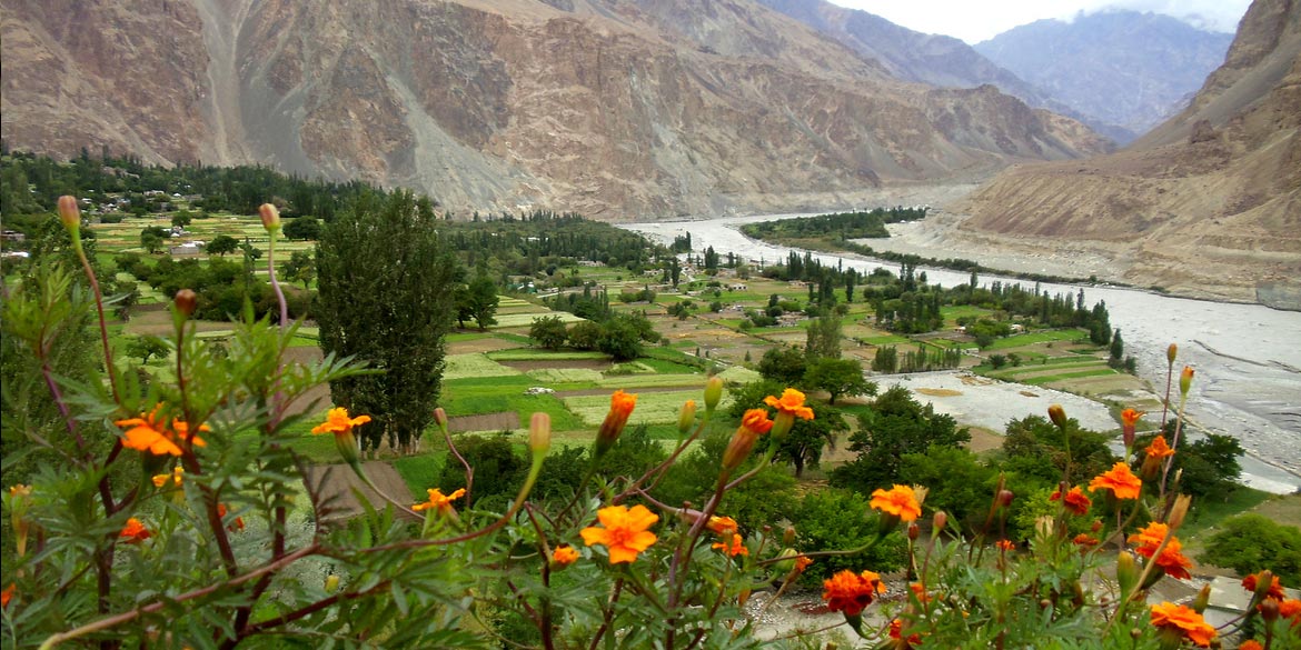 <strong>LEH - Nubra Valley at TURTUK</strong> (avg. alt. 3048 M / 10300 ft) 220 km / 7 hrs